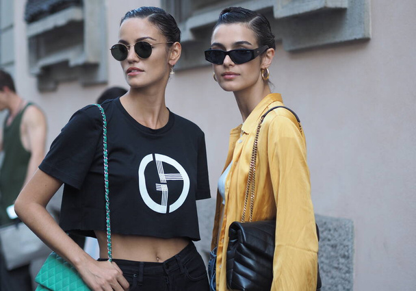  Models im Streetstyle-Outfit nach der Armani-Modenschau während der Mailänder Modewoche Man 2019 / 2020 - Foto, Bild