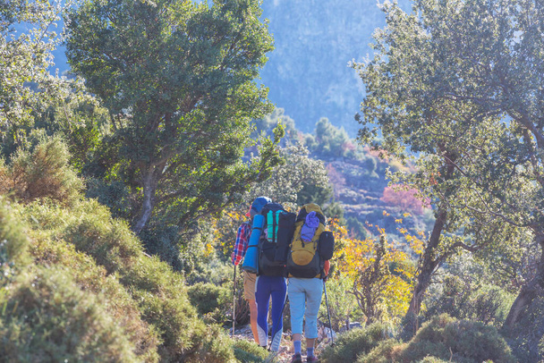 Skupina Backpackers turistika v horách venkovní aktivní životní styl cestování dobrodružství dovolená cesta svoboda Letní krajina Hike koncept - Fotografie, Obrázek
