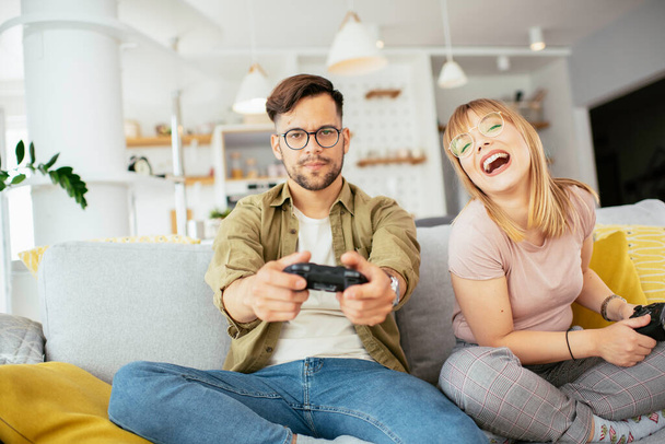 家庭でビデオゲームをしているカップルは  - 写真・画像