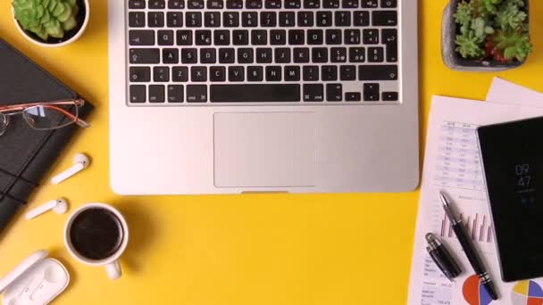 Жовтий офісний стіл з ноутбуком, звітами та гаджетами зверху збільшує масштаб. Обрізаний постріл
 - Кадри, відео