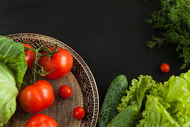 свежие овощи на черном фоне - Фото, изображение
