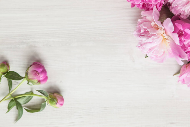 fiori rosa su uno sfondo di legno - Foto, immagini