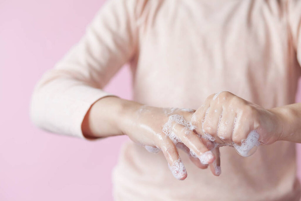bijgesneden schot van meisje wassen handen met zeep, coronavirus concept  - Foto, afbeelding