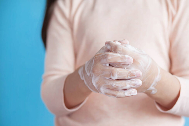 recortado disparo de chica lavándose las manos con jabón, coronavirus concepto  - Foto, Imagen