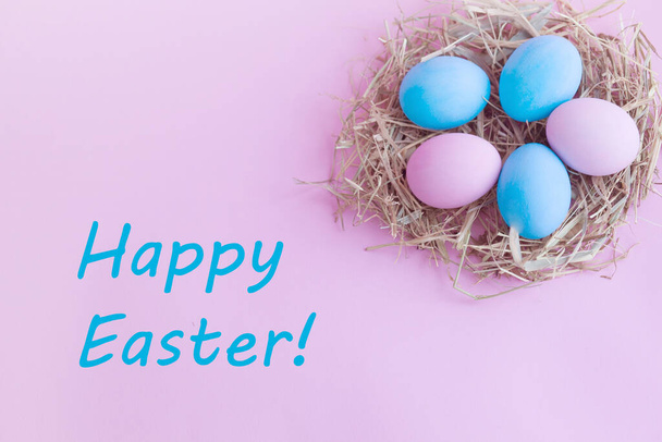 gelukkig Pasen achtergrond met eieren en bloemen - Foto, afbeelding