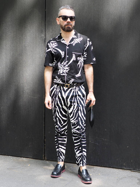 Muoti bloggaaja katu tyyli asu ennen Dolce & Gabbana muotinäytös aikana Milano Fashion Week mies kokoelmat 2019 / 2020 - Valokuva, kuva