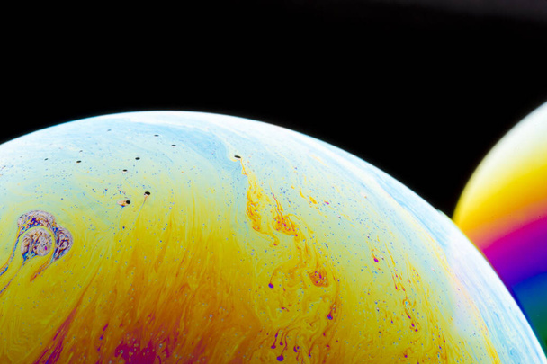 Medio jabón Bubble Ball semicírculo de fondo abstracto. Modelo de espacio o planetas universo cósmico - Foto, imagen