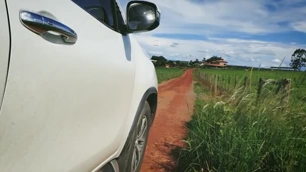 Zpomalený pohyb SUV auta v pohybu na prašné silnici na venkově. Dirt road at Sao Roque de Minas, MG, Brazil. - Záběry, video