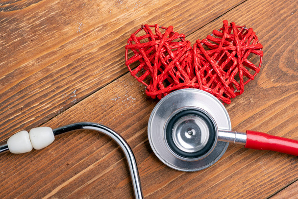 coração vermelho com estetoscópio, saúde do coração, conceito de seguro de saúde, dia mundial da saúde - Foto, Imagem