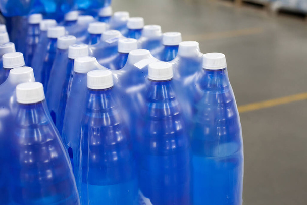 Zuiver gebotteld water in flessen te koop op voorraadplanken  - Foto, afbeelding