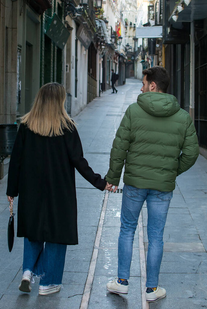 ストリートで楽しいカップル。ストリートで楽しんでいる恋人の白人カップルの幸せな瞬間のストックフォト.彼らはエクストレマドゥーラ州にいます-スペイン - 写真・画像