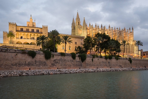 Katedrála La Seu za soumraku, Palma de Mallorca, Baleárské ostrovy, Španělsko - Fotografie, Obrázek