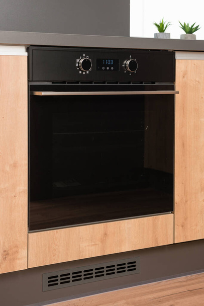 Új elektromos tűzhely indukciós tűzhellyel a modern konyhában - Fotó, kép