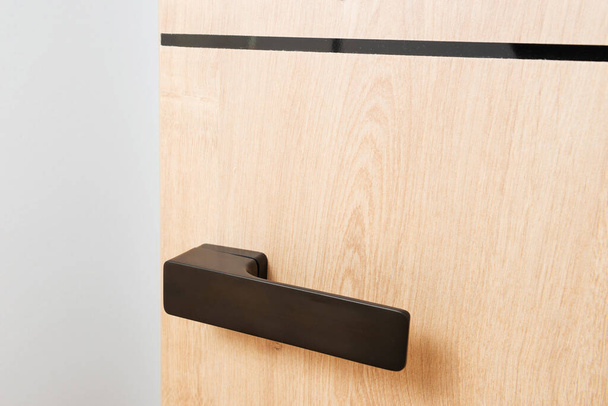 Detail of brown handle on wooden door - Foto, afbeelding