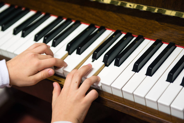 Honds per bambini che suonano il pianoforte classico. Concetto educativo - Foto, immagini