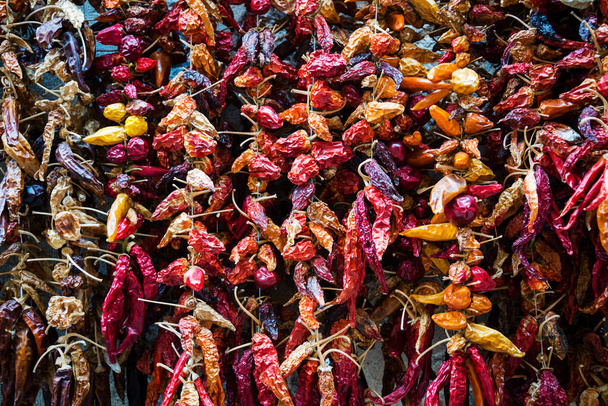 Satoja kuivaa punaista chiliä markkinoilla - Valokuva, kuva