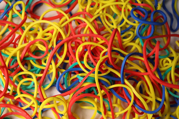 Multi-gekleurde elastische band rubber verspreid over de tafel. - Foto, afbeelding