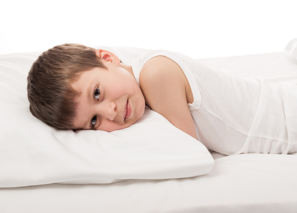 niño en cama blanca
 - Foto, Imagen