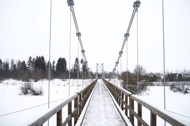 Зимовий пейзаж сільських полів і доріг у снігу
 - Фото, зображення