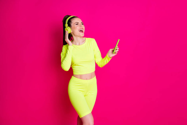 Portrait of her she nice-looking attractive lovely glad cheerful cheery sporty girl listening music singing having fun isolated over bright vivid shine vibrant pink fuchsia color background - Foto, Imagen