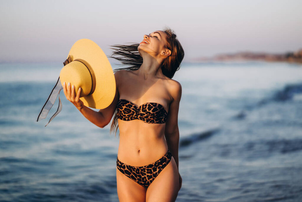 Ładna brunetka relaksująca się na plaży nad morzem - Zdjęcie, obraz