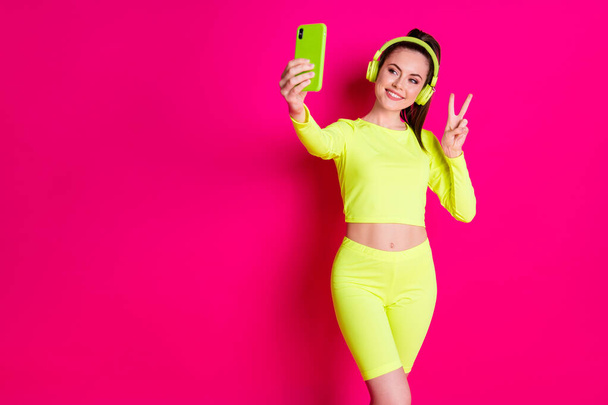 Portrait of her she nice attractive pretty charming cheerful cheery glad girl listening music taking selfie showing v-sign isolated bright vivid shine vibrant pink fuchsia color background - Foto, immagini