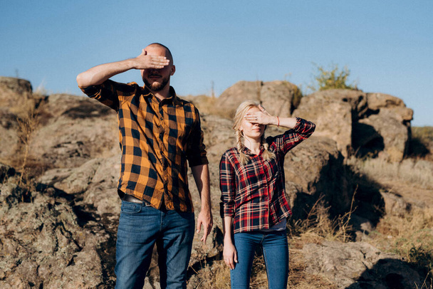 男と女の子でケージシャツとトレッキング靴で花崗岩の岩 - 写真・画像