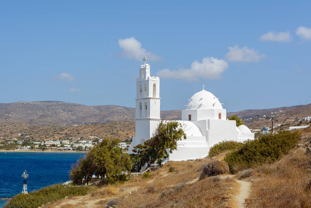 De kerk van Agia Irini (Saint Irene) bij de haven van Ios. De kerk werd gebouwd in de 17e eeuw in typische Cycladen architectonische stijl.Griekenland - Foto, afbeelding