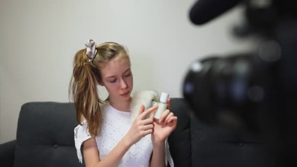 Chica adolescente haciendo video blog sobre cuidado de la piel. Concepto Vlog. - Metraje, vídeo