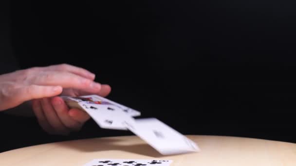 Παίζοντας χαρτιά πέφτουν στο τραπέζι. Τυχερά παιχνίδια αφαίρεσης - Πλάνα, βίντεο
