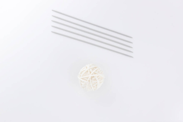 Five double pointed needles for knitting on the round and small white ball  yarn - Fotografie, Obrázek