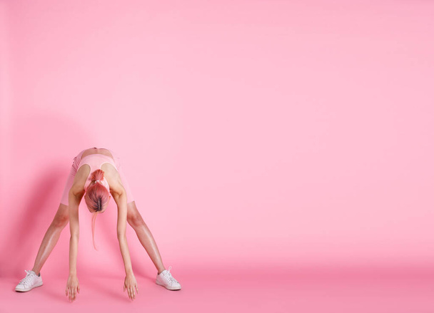 20s Ασιάτισσα γυναίκα ροζ μαλλιά που πεθαίνουν, σπορ σουτιέν κοντά παντελόνι και παπούτσια. Γυναικεία άσκηση γιόγκα κορίτσι, γυμναστήριο στην έννοια της Ιδρώτας Ισχυρή επιτυχία Γυναίκες πάνω από ροζ τόνο Ιστορικό απομονωμένο χώρο αντίγραφο - Φωτογραφία, εικόνα