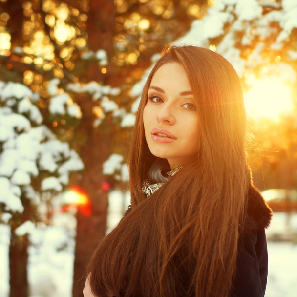 beautiful girl in winter forest - Foto, Imagen
