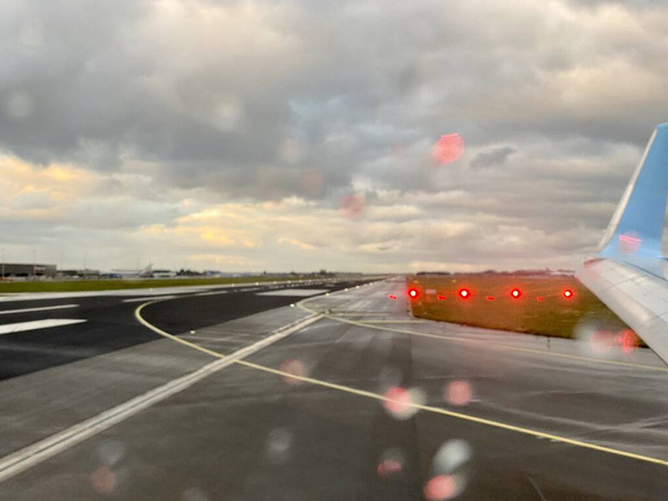 Pronto para decolar no aeroporto em um dia chuvoso mau tempo.  - Foto, Imagem