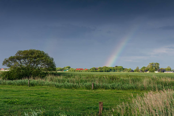 Tipikus vidéki táj Kelet-Fríziában szivárvánnyal, Alsó-Szászország, Németország - Fotó, kép