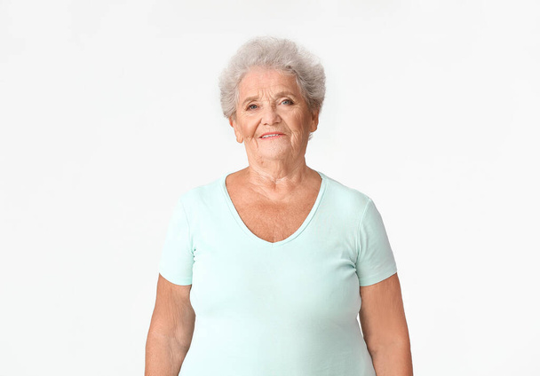 portré idős nő fehér háttér - Fotó, kép