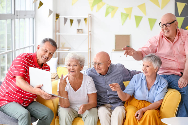 Группа пожилых людей в видеочате дома - Фото, изображение