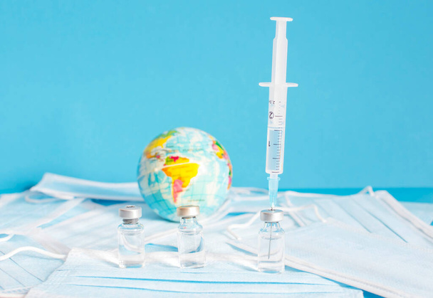 Photo conceptuelle pour la vaccination mondiale contre la pandémie, début de la vaccination de masse contre le coronavirus COVID-19, grippe ou grippe, vaccination mondiale. Concentration sélective - Photo, image