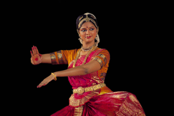 MAMALLAPURAM, TAMIL NADU, INDIEN - 22. JANUAR: Indische Tänzerin führt traditionellen Tanz beim Mamallapuram Tanzfestival am 22. Januar 2013 in Mamallapuram, Indien, auf.  - Foto, Bild
