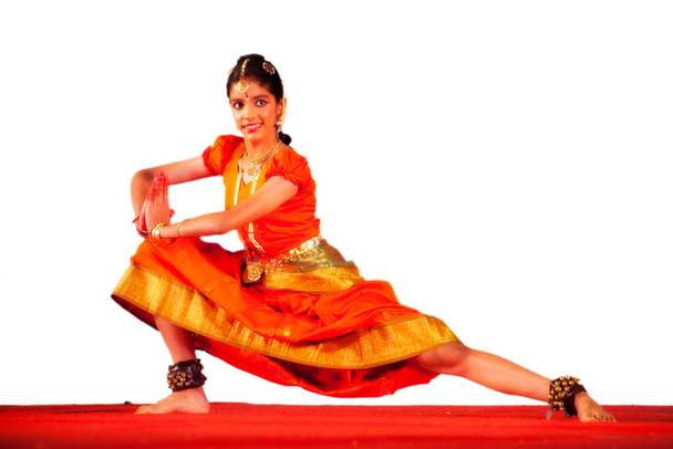 MAMALLAPURAM, TAMIL NADU, INDIA- JANUARY 22:  Indian dancer performs traditional dance at Mamallapuram dancing festivali on January 22, 2013 in Mamallapuram, India.  - Foto, immagini