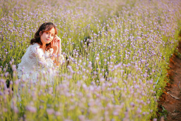 Vaalea pitkätukkainen nainen laventelipellolla. Tyyli elämä nauttia matkasta lomalle rentoutumista pitkä valkoinen mekko ulkona kesäpäivänä. - Valokuva, kuva