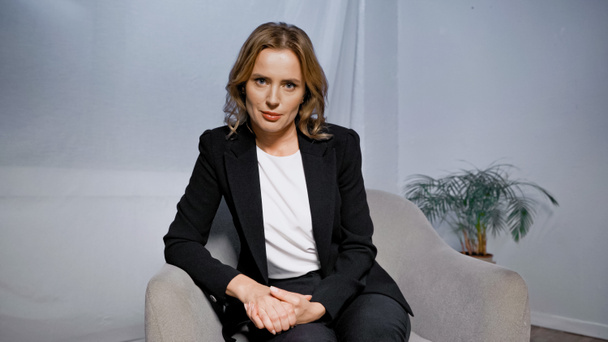 Businesswoman in formal wear looking at camera in office  - Valokuva, kuva