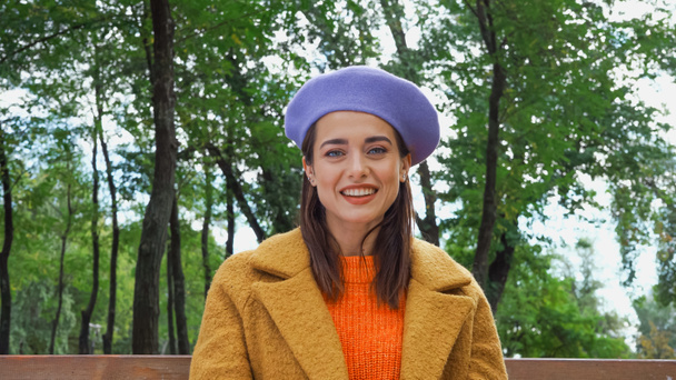 cheerful woman in trendy outfit looking at camera in autumn park - Φωτογραφία, εικόνα