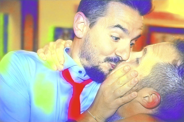 Amar a la pareja gay besándose apasionadamente en la fiesta de bodas - Dos hombres guapos teniendo un beso romántico en el interior - Colorante multicolor con técnica gráfica digital - Boda LGBT y concepto de derechos - Foto, imagen
