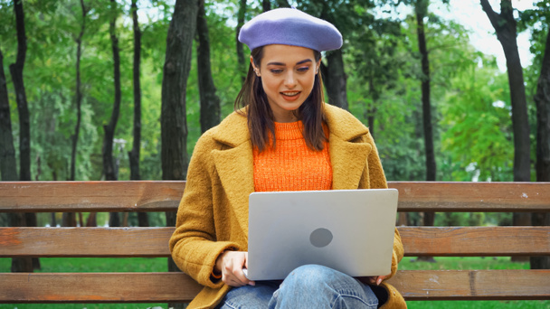 travailleur indépendant souriant travaillant sur ordinateur portable dans le parc d'automne - Photo, image