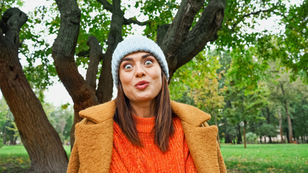 izgatott nő őrült arc kifejezés nézi kamera a parkban - Fotó, kép