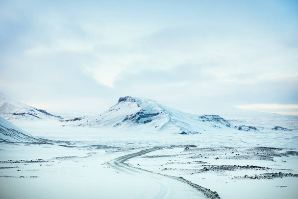 Сніжна дорога до льодовика Лангйокутль в Ісландії взимку. - Фото, зображення