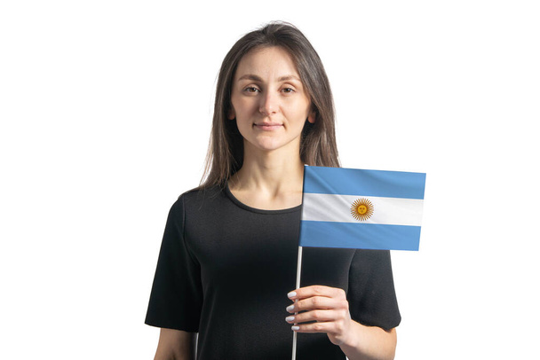 Щаслива молода біла дівчина, яка тримає аргентинський прапор ізольованим на білому тлі. - Фото, зображення