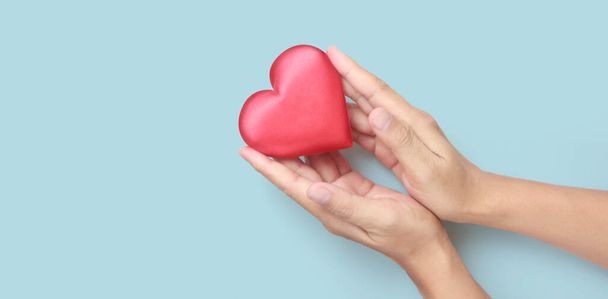 赤いハートを持つ手。心臓の健康寄付の概念 - 写真・画像