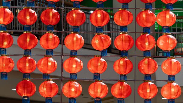 Chińskie latarnie chiński nowy rok w nowym roku świąteczne czerwone latarnie Tło z ścieżką wycinania - Zdjęcie, obraz